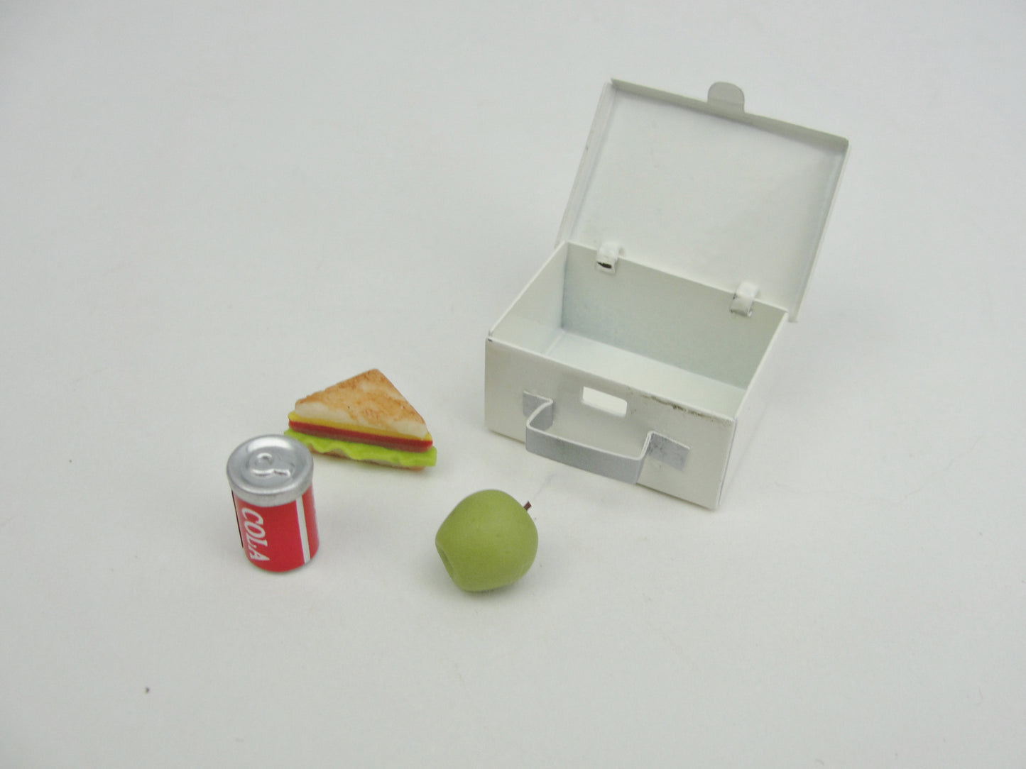 Dollhouse miniature lunchbox and food