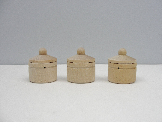 Wooden miniature kettles with lid