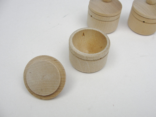 Wooden miniature kettles with lid